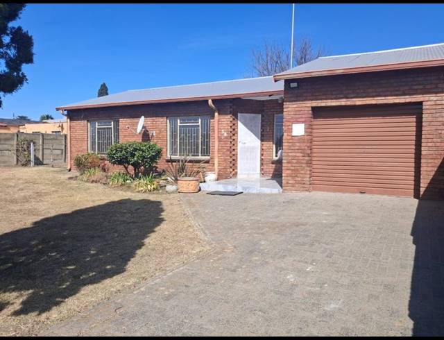 2 BEDROOM TOWNHOUSE FOR SALE IN MEYERVILLE